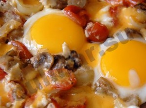 как вкусно приготовить яичницу с помидорами на завтрак