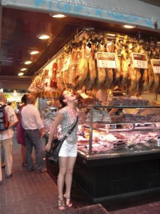 Как выбрать качественное мясо. На местном рынке. Хамон - типичный испанский окорок (мясо сушится само по себе без всякой дополнительной обработки)