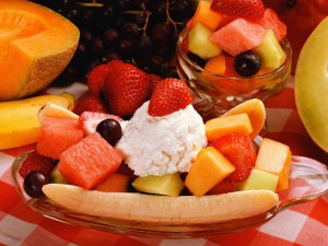 При приготовлении фруктовых десертов главное – уметь фантазировать и не бояться экспериментировать.