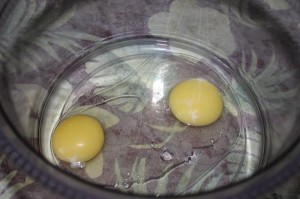 два яйца разбиваем в емкость для блинов