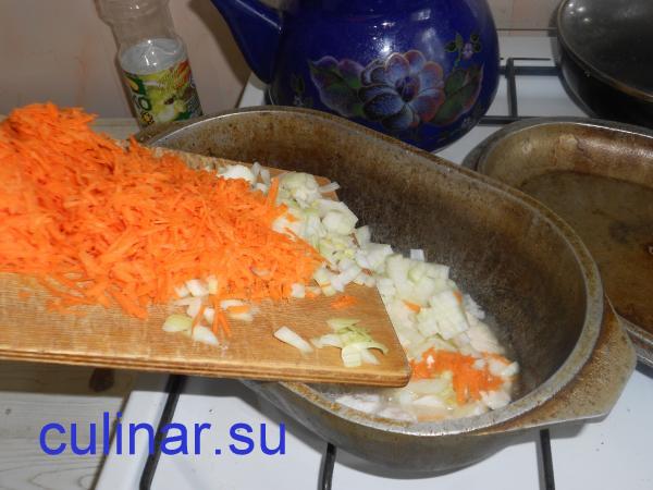 Во время добавляем морковь и лук куриному плову