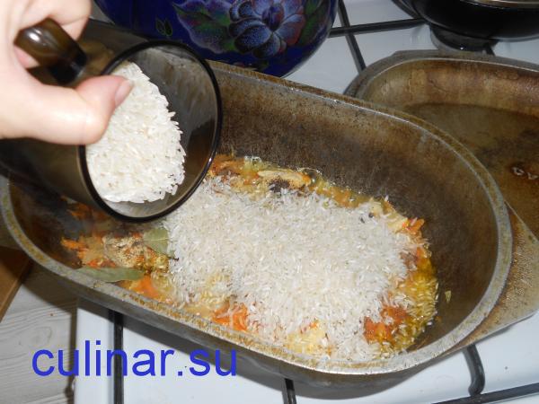 Добавляем ингредиенты: соль, специи, лавровый лист и сам рис к куриному плову