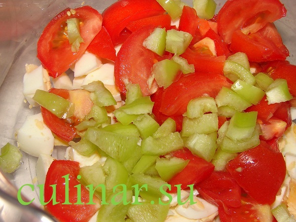 Салат с базиликом: помидоры, яйца, перец болгарский, листья салата