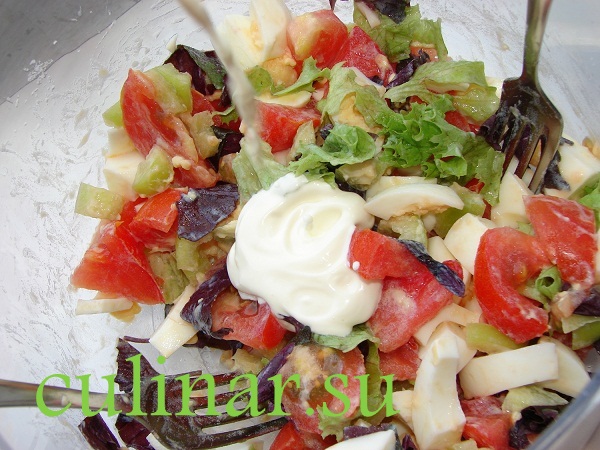 Салат с базиликом: помидоры, яйца, перец болгарский, листья салата