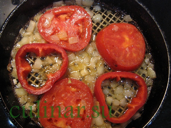 Завтрак украинского холостяка: яичница со шкварками, овощами и гренками